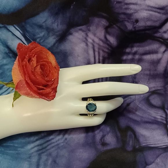 Swarovski Elements - Size 6½ - 18K gold plated ring as pictured - Picture 4 of 8